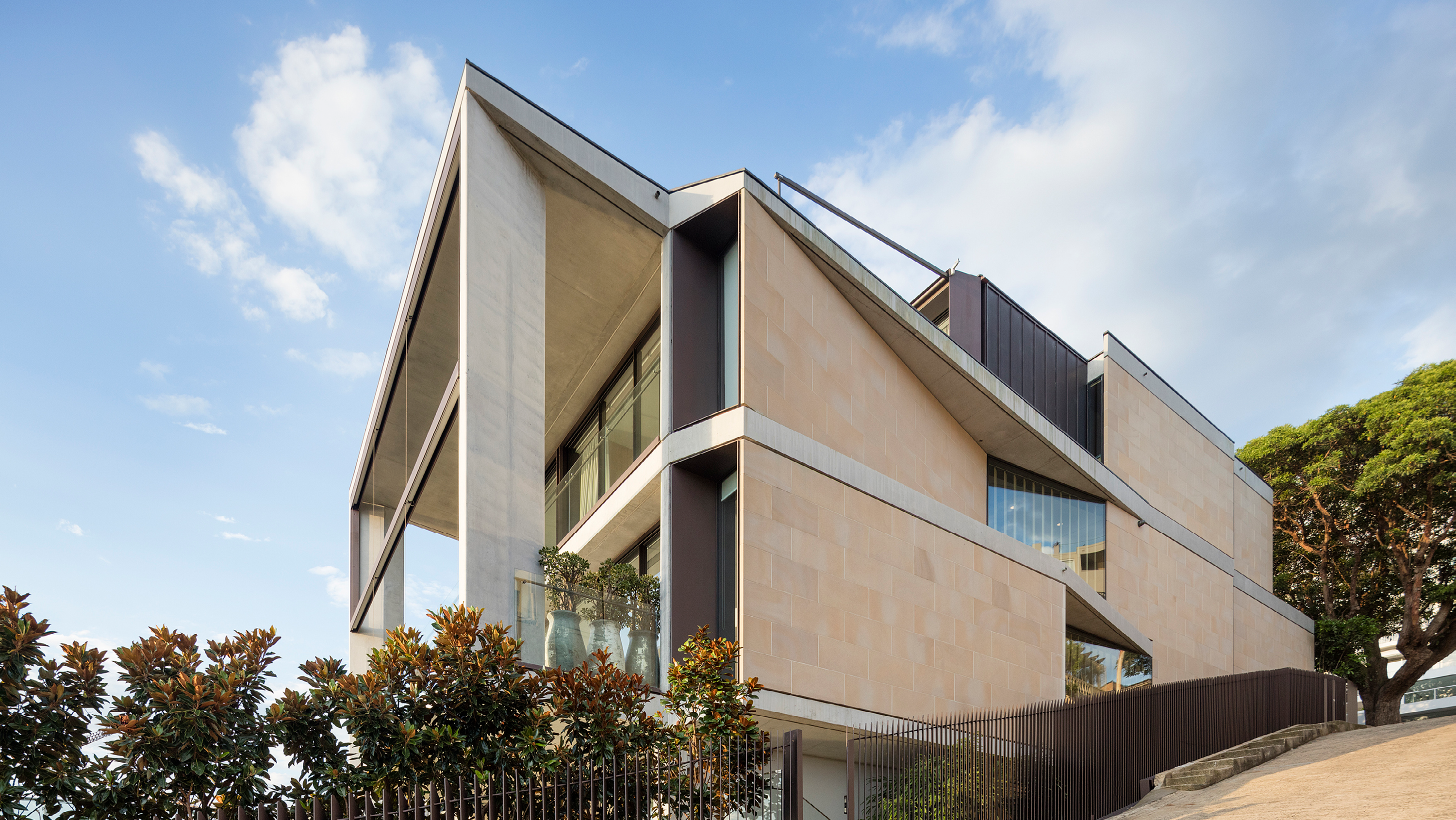 Photograph of the award-wining Point Piper Residence exterior designed by Tzannes