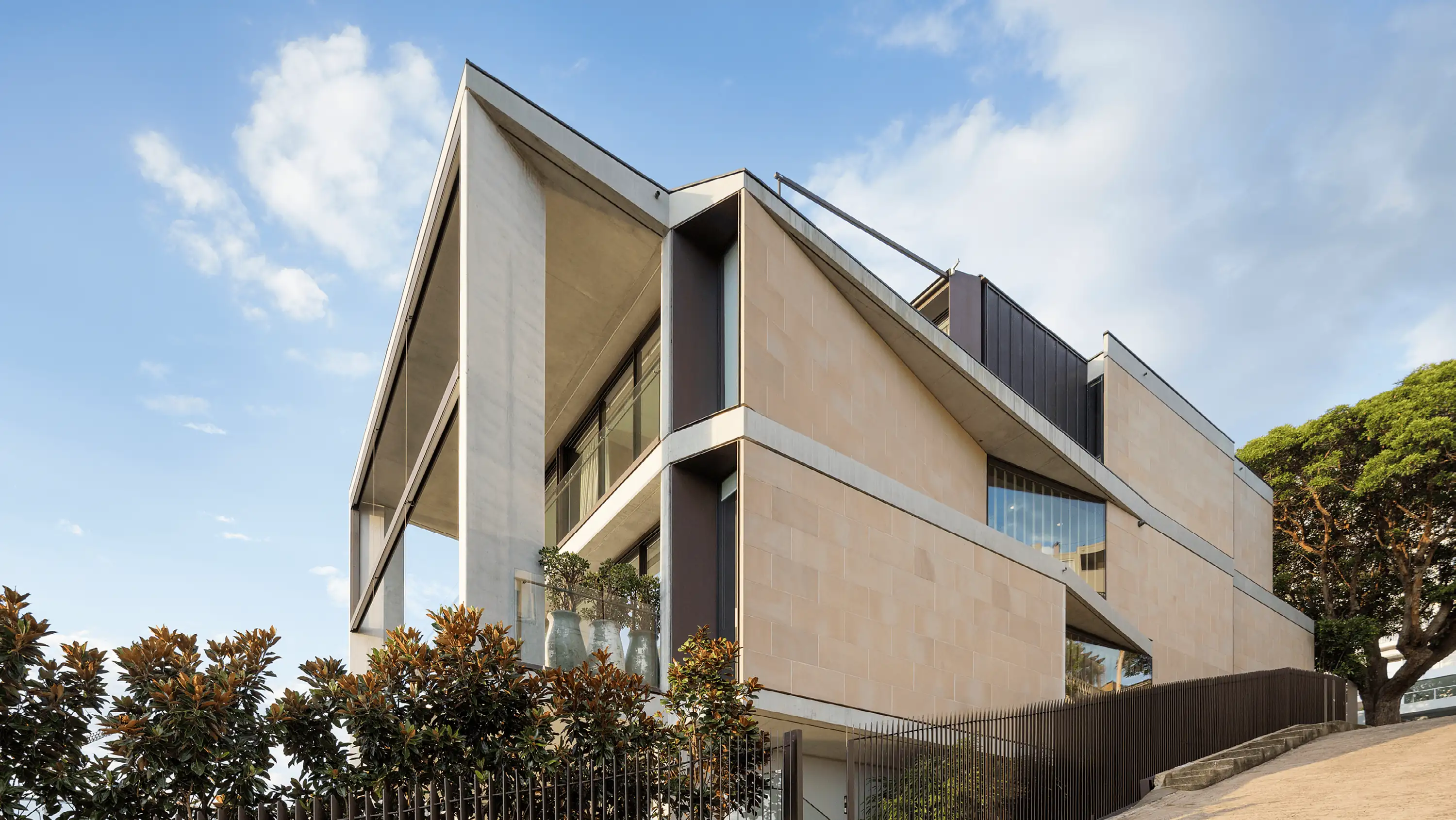 Photograph of the award-wining Point Piper Residence exterior designed by Tzannes
