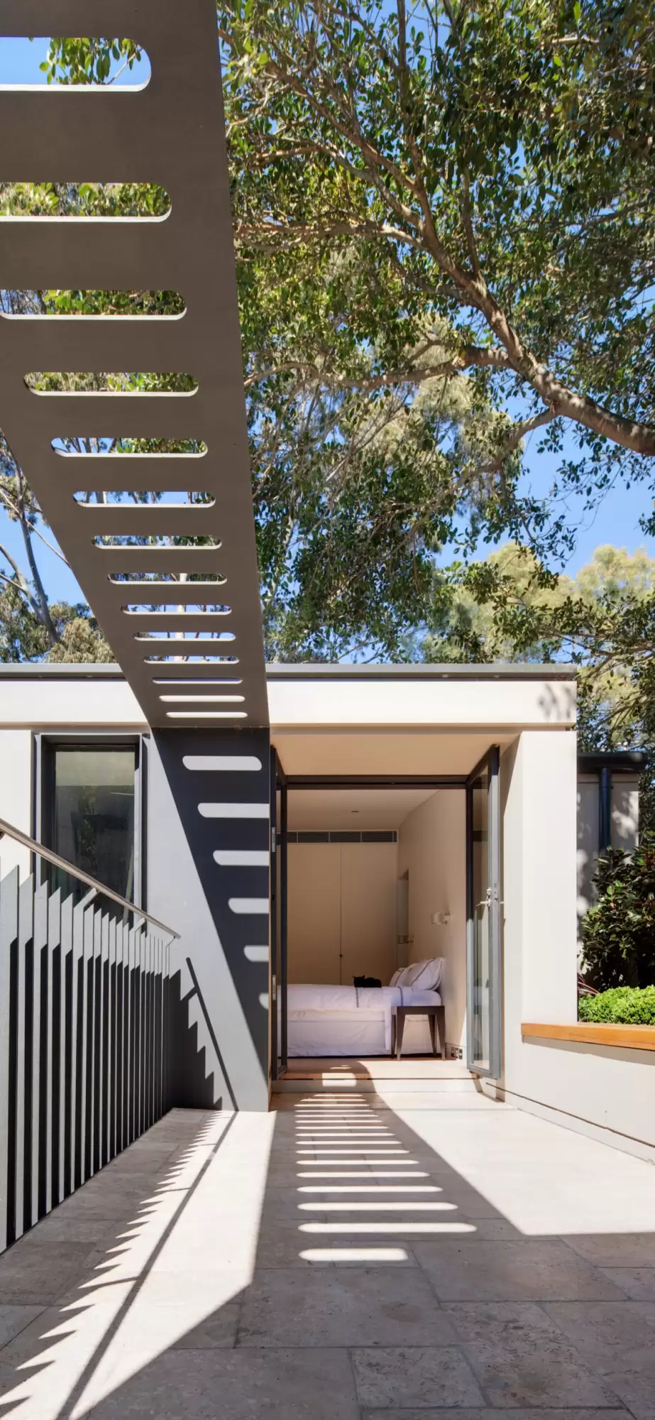 Photograph of balcony of the Paddington Corner House designed by Tzannes