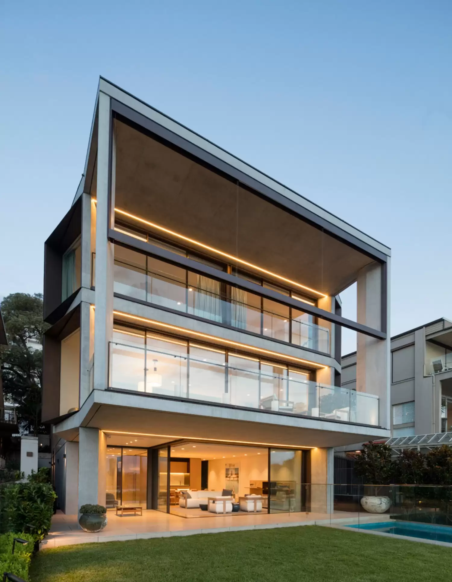 Photograph of the framed western façade of Point Piper Residence designed by Tzannes