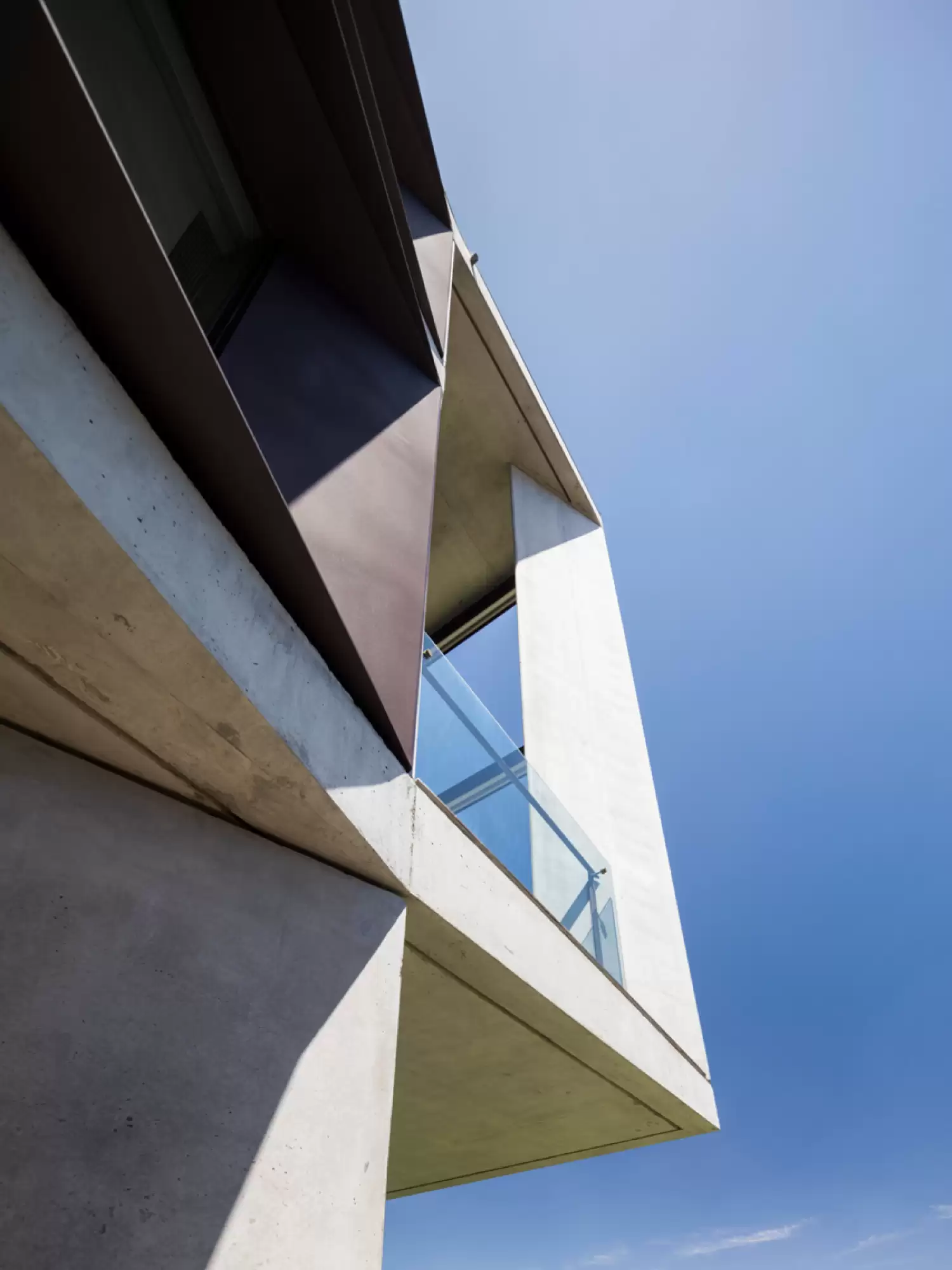 Photograph of Point Piper Residence designed by Tzannes showing sculptural monumental concrete structural blades