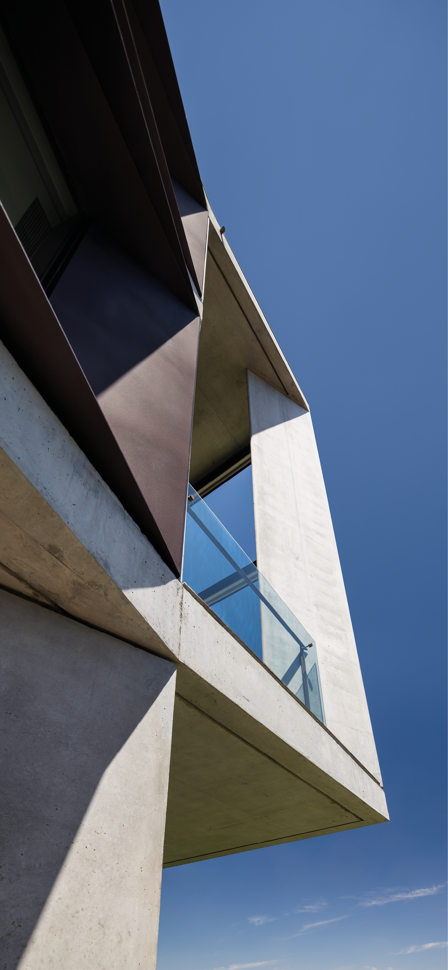 Photograph of Point Piper Residence designed by Tzannes showing sculptural monumental concrete structural blades