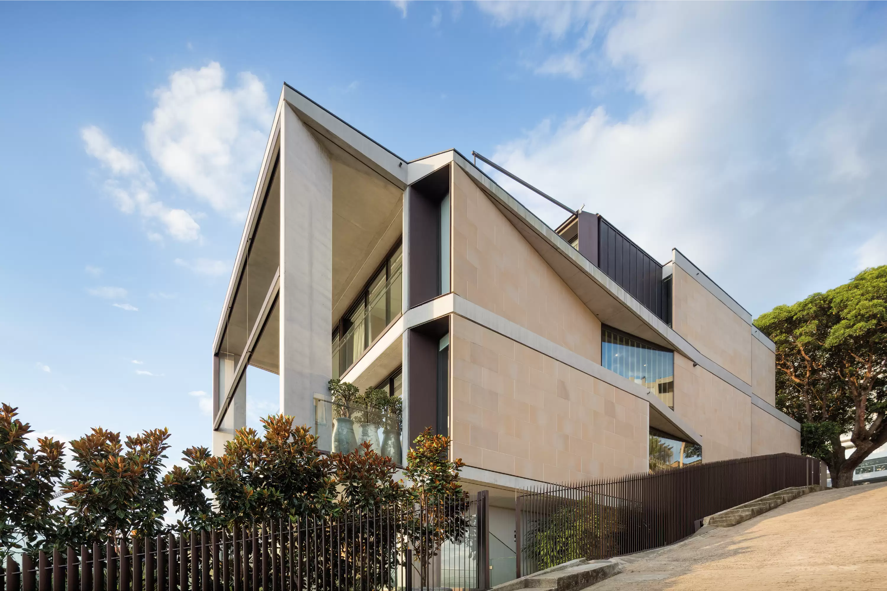 Photograph of Point Piper Residence designed by Tzannes showing western and southern facades
