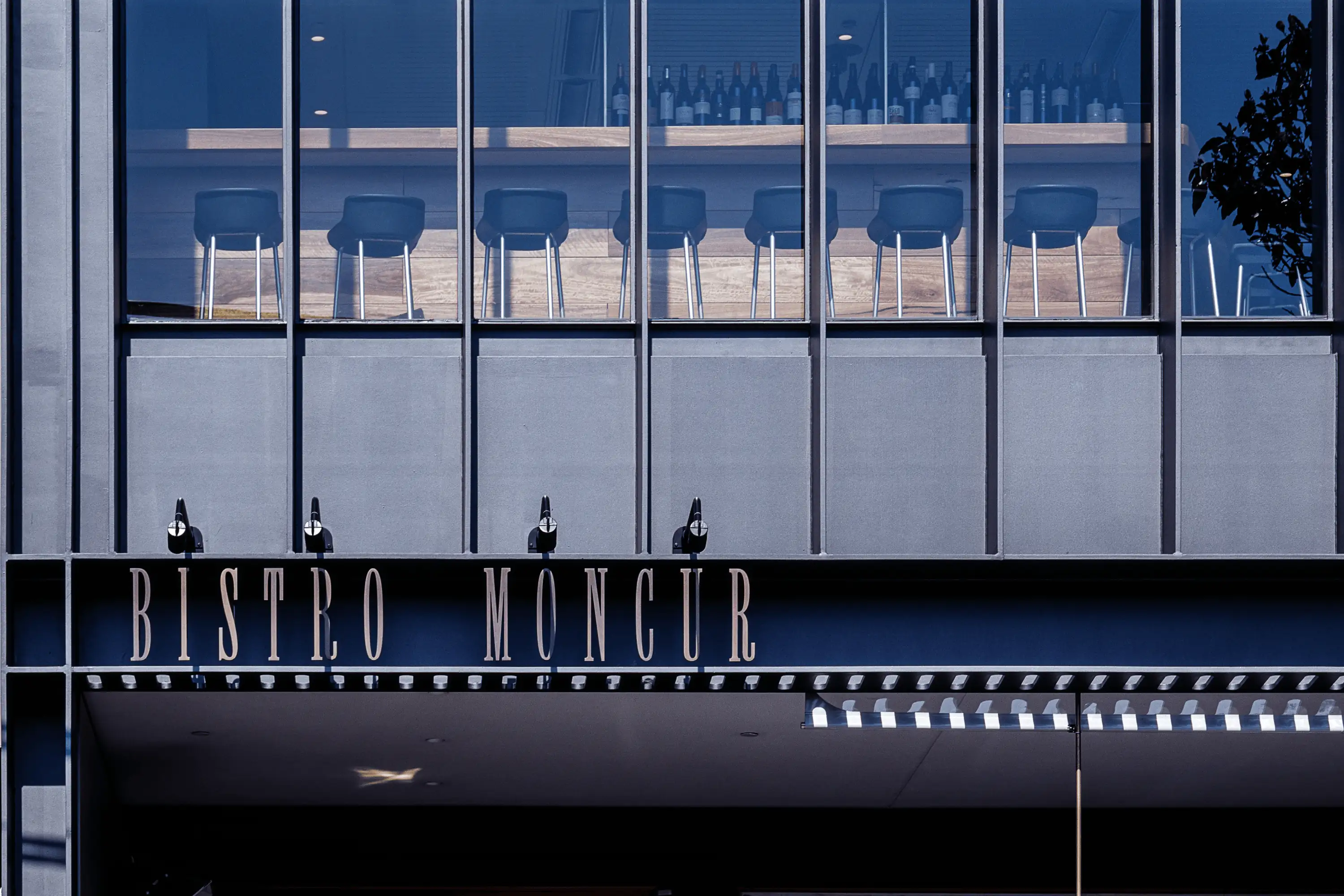 Photograph of exteriors of the award-wining Woollahra Hotel & Bistro Moncur designed by Tzannes